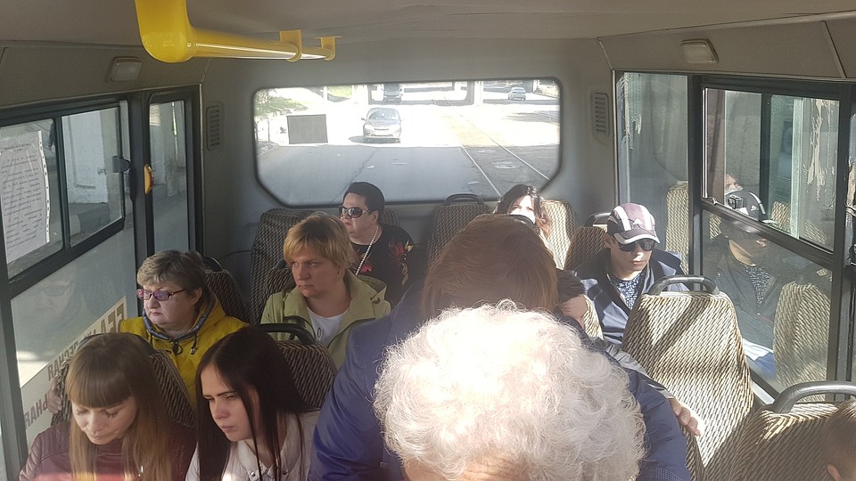Пассажиры находящиеся в движущемся автобусе непроизвольно. Пассажиры находящиеся в движущемся автобусе непроизвольно